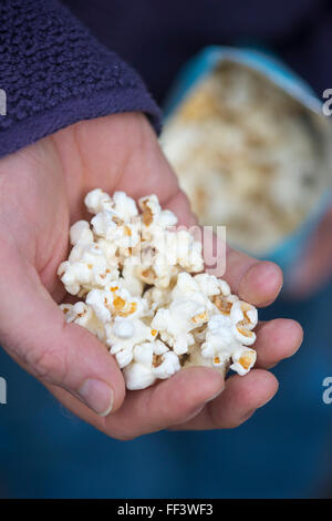 Hand mit Propercorn aromatisiert popcorn Stockfoto