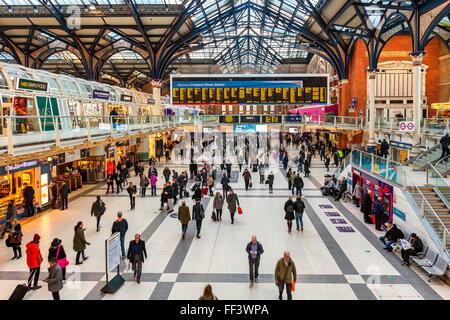 Menschen an der Liverpool Street Station in London Vereinigtes Königreich. Stockfoto