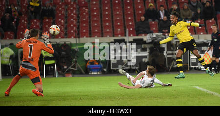 Stuttgarts Torwart Mitch Langerak (L) und Georg Niedermeier (C) und der Dortmunder Pierre-Emerick Aubameyang (R) wetteifern um Ther Kugel während Fußball DFB Pokalspiel zwischen VfB Stuttgart und Borussia Dortmund in der Mercedes-Benz-Arena in Stuttgart, Deutschland, 9. Februar 2016. Foto: MARIJAN MURAT/dpa Stockfoto