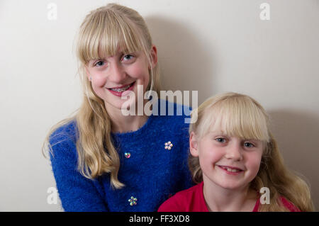 Studio-Porträt von zwei junge, blonde Mädchen vor einem weißen Hintergrund. Stockfoto