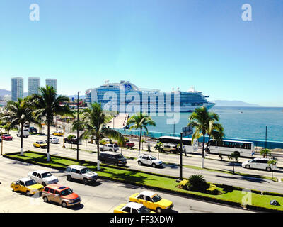 Maritime Terminal mit Kreuzfahrtschiff im Hafen in Puerto Vallarta, Jalisco, Mexiko. Stockfoto