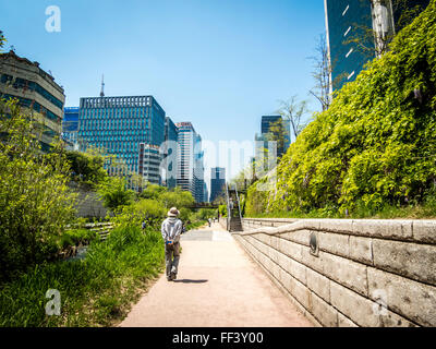 Menschen wandern Cheonggyecheon Bach in Seoul, Südkorea, an einem sonnigen Frühlingstag. Stockfoto