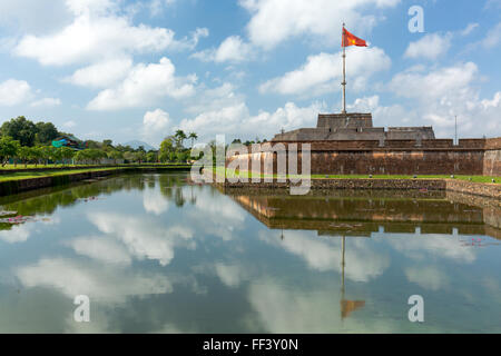 Die kaiserliche Zitadelle von Hue, Vietnam und umgebende Wassergraben Stockfoto