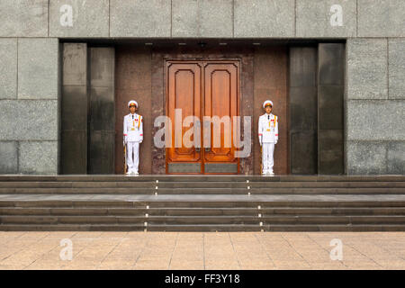 Wachen vor dem Ho-Chi-Minh-Mausoleum in Hanoi, Vietnam Stockfoto