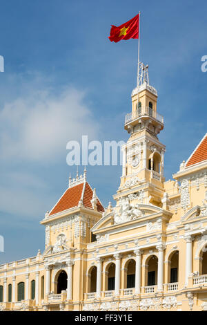 Turm der City Hall, Ho Chi Minh Stadt, Vietnam mit Nationalflagge. Stockfoto