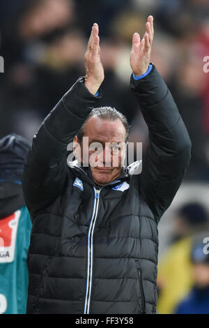 Datei - eine Datei Bild vom 12. Dezember 2015 zeigt Hoffenheim Trainer Huub Stevens danken nach dem deutschen Fußball-Bundesliga-Fußball-Spiel zwischen TSG 1899 Hoffenheim und Hannover 96 in der Rhein-Neckar-Arnena in Sinsheim, Deutschland Fans. Foto: UWE ANSPACH/dpa Stockfoto