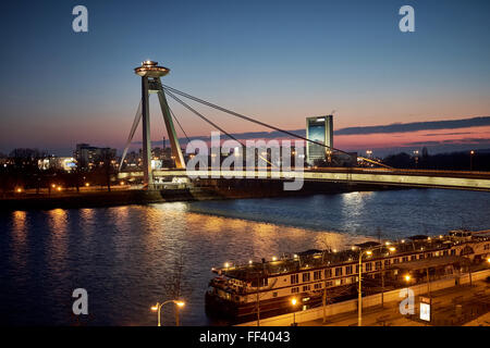 Die SNP am meisten über die Donau in Bratislava, Slowakei bei Sonnenuntergang. Stockfoto