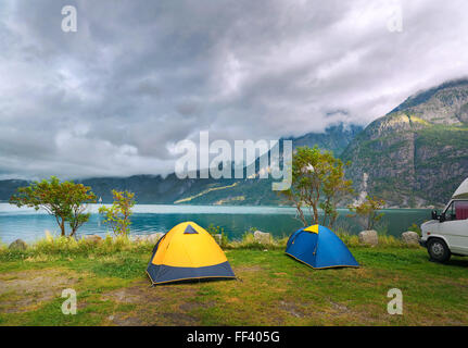 Bunten touristischen Zelten am Ufer des Sees. Norwegen Stockfoto