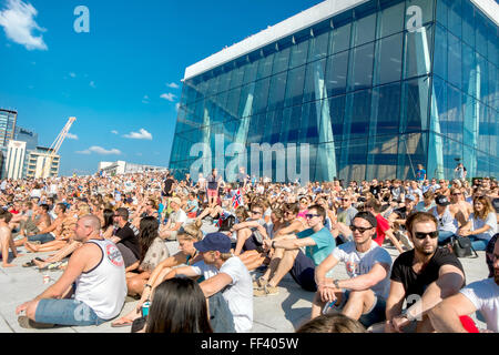 NORWEGEN, OSLO - AUGUST23, 2015: VERRÜCKTE FLUGTAG "RED BULL FLUGTAG 2015". Viele Leute beachteten Red Bull Flugtag. Red Bull Flugtag Stockfoto