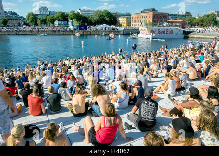 NORWEGEN, OSLO - AUGUST23, 2015: VERRÜCKTE FLUGTAG "RED BULL FLUGTAG 2015". Viele Leute beachteten Red Bull Flugtag. Red Bull Flugtag Stockfoto