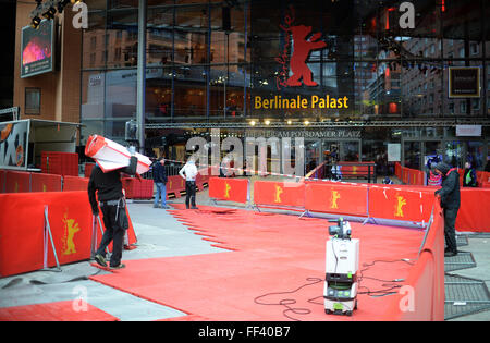 Berlin, Deutschland. 10. Februar 2016. Arbeitnehmer richten Sie den roten Teppich-Bereich im Berlinale Palast in Berlin, Deutschland, 10. Februar 2016. Die Berlinale läuft vom 11. Februar bis 21. Februar 2016. Foto: BRITTA PEDERSEN/Dpa/Alamy Live News Stockfoto