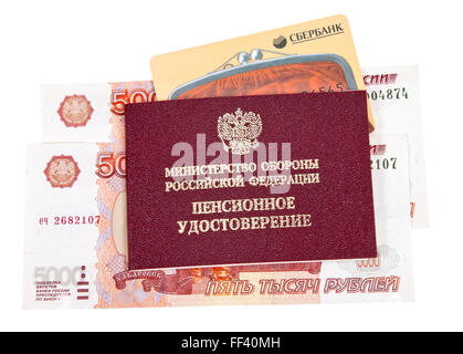 Russische Vorsorgeausweis, Kreditkarte und Geld auf weißem Hintergrund. Stockfoto