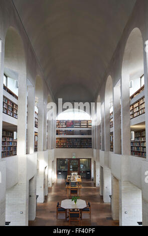 Innenraum der Bibliothek des Murray Edwards College der Universität Cambridge, entworfen von Chamberlin, Powell und Bon Stockfoto