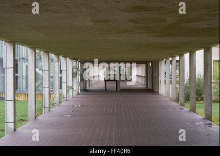 Gehweg am Murray Edwards College in Cambridge, entworfen von Chamberlin, Powell und Bon Stockfoto