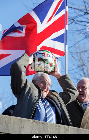 Ashbourne, UK. 10. Februar 2016. 100 Jahre alten Ashbourne Fasching Fußball beginnt. D-Day-Veteran Bill Milward feiert seinen 100. Geburtstag von "aufdrehen" den Ball zum Auftakt am zweiten Tages um Ashbourne Royal Fasching Fußball spielen. Das Spiel, gespielt durch die Straßen von Ashbourne, Derbyshire, hat fast jedes Jahr seit mindestens dem 17. Jahrhundert inszeniert worden. Es wird am Faschingsdienstag und Aschermittwoch, ab 14:00 jeden Tag und endet um 22:00 gespielt. Bildnachweis: Robin Weaver/Alamy Live-Nachrichten Stockfoto