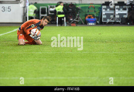 Stuttgart, Deutschland. 9. Februar 2016. Stuttgarts Torwart Mitch Langerak blockt während der DFB-Pokal-Viertelfinale-Fußballspiel zwischen VfB Stuttgart und Borussia Dortmund in der Mercedes-Benz Arena in Stuttgart, Deutschland, 9. Februar 2016. Foto: DANIEL MAURER/Dpa/Alamy Live News Stockfoto