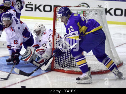 Kiew, UKRAINE - 17. April 2011: Dmytro Tsyrul Ukraine Angriffe Großbritannien net während ihrer IIHF Eishockey World Championship DIV ich Spiel der Gruppe B am 17. April 2011 in Kiew, Ukraine Stockfoto