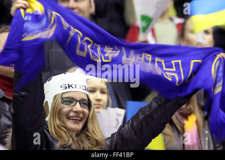 Kiew, UKRAINE - 17. April 2011: Ukrainische Fans feiern während der IIHF Eishockey World Championship DIV ich Spiel der Gruppe B gegen Großbritannien am 17. April 2011 in Kiew, Ukraine Stockfoto