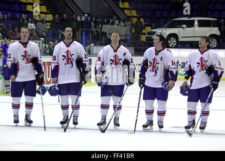 Kiew, UKRAINE - 17. April 2011: Great Britain Team hören ihre Hymne nach IIHF Eishockey World Championship DIV I Gruppe B Spiel gegen die Ukraine am 17. April 2011 in Kiew, Ukraine Stockfoto