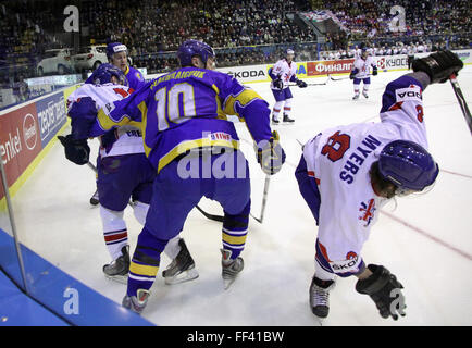 Kiew, UKRAINE - 17. April 2011: Vadym Shakhraichuk der Ukraine kämpft für einen Puck mit Matthew Myers von Großbritannien während ihrer IIHF Eishockey Weltmeisterschaft DIV I Gruppe B am 17. April 2011 in Kiew, Ukraine Spiel Stockfoto