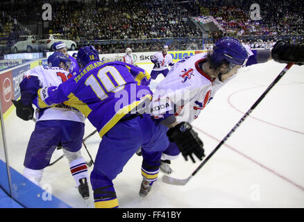 Kiew, UKRAINE - 17. April 2011: Vadym Shakhraichuk der Ukraine kämpft für einen Puck mit Matthew Myers von Großbritannien während ihrer IIHF Eishockey Weltmeisterschaft DIV I Gruppe B am 17. April 2011 in Kiew, Ukraine Spiel Stockfoto