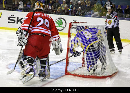 Kiew, UKRAINE - 20. April 2011: Andriy Mikhnov der Ukraine (in blau) Schlittschuhe ins Netz während der IIHF Eishockey-Welt-Meisterschaften Stockfoto