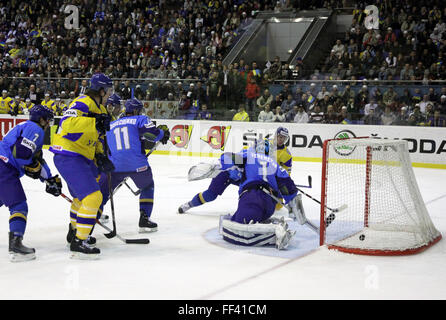 Kiew, UKRAINE - 23. April 2011: Yuri Navarenko der Ukraine (1. von R, gelb) erzielte gegen Kasachstan in die IIHF Eishockey World Championship DIV ich Spiel der Gruppe B am 23. April 2011 in Kiew, Ukraine Stockfoto