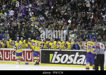 Kiew, UKRAINE - 23. April 2011: Ukraine Spieler reagieren, nachdem sie erzielte gegen Kasachstan in die IIHF Eishockey World Championship DIV ich Spiel der Gruppe B am 23. April 2011 in Kiew, Ukraine Stockfoto