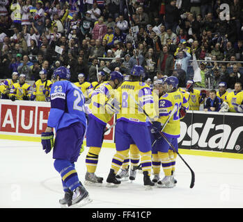 Kiew, UKRAINE - 23. April 2011: Ukraine Spieler reagieren, nachdem sie während ihrer IIHF Eishockey-Welt Ch gegen Kasachstan erzielte Stockfoto