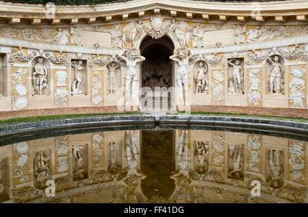 Veneto, Italien. Villa Barbaro (Villa di Maser), entworfen und gebaut von Andrea Palladio im Jahre 1560. Den Nymphäums und pool Stockfoto