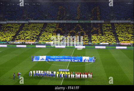 Spieler hören Nationalhymne der Ukraine vor Ukraine Meisterschaftsspiel zwischen FC Dynamo Kyiv und der FC Shakhtar Donetsk Stockfoto