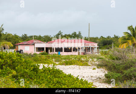 Verlassene und überwucherten Pink Sand Beach Bar an der Küste im Süden von Barbuda, Antigua und Barbuda, West Indies Stockfoto