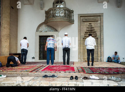 Männer beten vor Gazi Husrev-beg-Moschee in alte Stadt von Sarajevo, die größte historische Moschee in Bosnien und Herzegowina Stockfoto