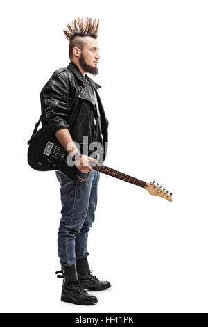 Voller Länge Profil Schuss ein junger Punk-Rocker halten eine e-Gitarre isoliert auf weißem Hintergrund Stockfoto