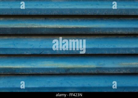 blauen louvered Fensterläden Stockfoto