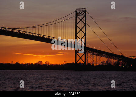 CAN, Kanada, Ontario, Ambassador Bridge zwischen Windsor in Kanada und Detroit in den USA, Detroit Fluß.  KÖNNEN Sie, Kanada, Ontario, Stockfoto