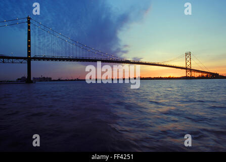 CAN, Kanada, Ontario, Ambassador Bridge zwischen Windsor in Kanada und Detroit in den USA, Detroit Fluß.  KÖNNEN Sie, Kanada, Ontario, Stockfoto