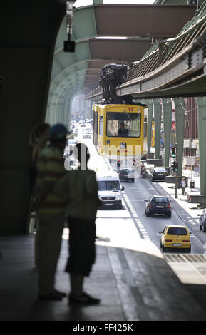 DEU, Deutschland, Nordrhein-Westfalen, Wuppertal, die Schwebebahn im Stadtteil Vohwinkel über der Kaiserstraße.  DEU, Stockfoto