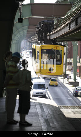 DEU, Deutschland, Nordrhein-Westfalen, Wuppertal, die Schwebebahn im Stadtteil Vohwinkel über der Kaiserstraße.  DEU, Stockfoto