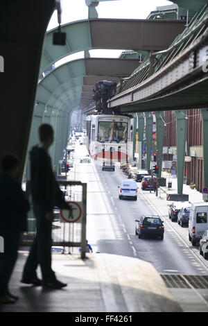 DEU, Deutschland, Nordrhein-Westfalen, Wuppertal, die Schwebebahn im Stadtteil Vohwinkel über der Kaiserstraße.  DEU, Stockfoto