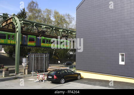 DEU, Deutschland, Nordrhein-Westfalen, Wuppertal, die Schwebebahn im Stadtteil Vohwinkel über der Kaiserstraße.  DEU, Stockfoto