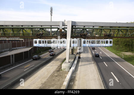 DEU, Deutschland, Nordrhein-Westfalen, Wuppertal, die Federung Eisenbahn Kreuze die Autobahn A 46 an der Autobahn interchange So Stockfoto