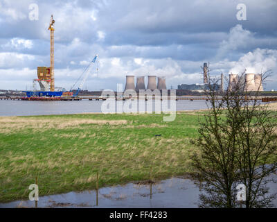 Bau der neuen Mersey Gateway Brücke über den Fluss Mersey aus Runcorn Widnes. Fiddlers Ferry Kraftwerk in der Stockfoto