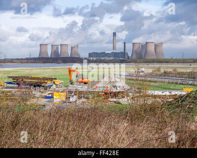 Bau der neuen Mersey Gateway Brücke über den Fluss Mersey aus Runcorn Widnes. Fiddlers Ferry Kraftwerk in der Stockfoto