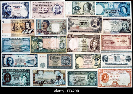 Eine Auflistung der neuen Banknoten aus 20 Ländern, die in den frühen 1960er Jahren im Umlauf waren. Das bunte Papiergeld wurde in den jeweiligen Ländern von einem jungen amerikanischen Mann erworben, verbrachte zwei Jahre mit dem Rucksack um die Welt reisen. Die hier gezeigten Währungen wurden aus Spanien, der Schweiz, Westdeutschland, Fidschi, Australien, Tahiti, Japan, Portugal, Kambodscha, Indonesien, Neuseeland, Vietnam, Taiwan, DDR, Burma, Dänemark, Hongkong, Marokko, Ägypten und Irland. Stockfoto