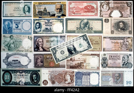 Eine Auflistung der neuen Banknoten aus 21 Ländern, die in den frühen 1960er Jahren im Umlauf waren. Das bunte Papiergeld wurde in den jeweiligen Ländern von einem jungen amerikanischen Mann erworben, verbrachte zwei Jahre mit dem Rucksack um die Welt reisen. Neben der ein-Dollar-Schein aus den Vereinigten Staaten waren die Währungen, die hier gezeigte aus Luxemburg, Frankreich, Sudan, Ost-Afrika, Norwegen, Thailand, Griechenland, Schweden, Israel, Island, Finnland, Syrien, Jordanien, Italien, Libanon, Österreich, Ungarn, England, Indien und Belgien. Stockfoto