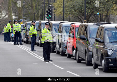 London, UK. 10. Februar 2016. Tausende von schwarzen Taxifahrer bringen Londoner zum Stillstand aus Protest gegen die Deregulierung der Taxis und der Aufstieg der Uber. Bildnachweis: PjrNews/Alamy Live-Nachrichten Stockfoto