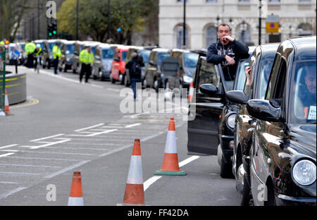 London, UK. 10. Februar 2016. Tausende von schwarzen Taxifahrer bringen Londoner zum Stillstand aus Protest gegen die Deregulierung der Taxis und der Aufstieg der Uber. Bildnachweis: PjrNews/Alamy Live-Nachrichten Stockfoto