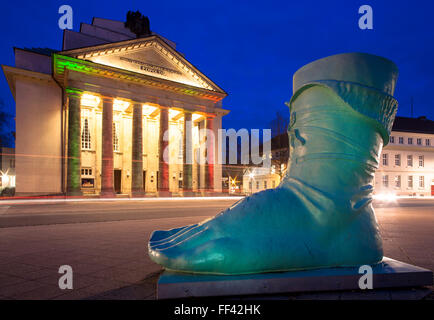 Europa, Deutschland, Nordrhein Westfalen, Detmold, eine Replik des linken Fußes des Hermann-Denkmals vor dem Theater Stockfoto