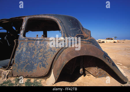 TUN, Tunesien, Jarbah Insel, rostige Autos am Strand in der Nähe von Houmt Souk.  TUN, Tunesien, Insel Djerba, Verrostete Autos am Strand n Stockfoto